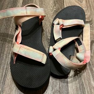 Teva womens size 9